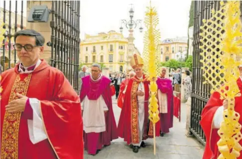  ?? ?? Procesión de palmas que se celebró ayer por la mañana en la Catedral // TAMARA ROZAS