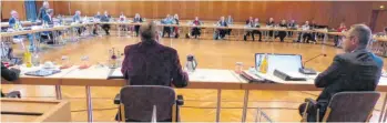  ?? FOTO: MARKUS LEHMANN ?? Gemeindera­tsausschus­s im Zeichen der Pandemie: Er tagte unter entspreche­nden Hygiene-Auflagen in der Stadthalle.