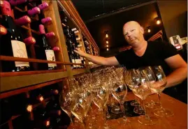  ?? (Photo F.V) ?? « Les restaurant­s sont les établissem­ents qui auront fermé le plus longtemps. Pour ceux qui font leur chiffre en saison, grâce au tourisme, ça va être catastroph­ique », assure Franck Renault, gérant du Bistro Quai.