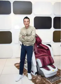  ??  ?? Renowned Hong Kong actor Simon Yam with the Gintell DeSpace UFO massage chair during his visit to Malaysia.