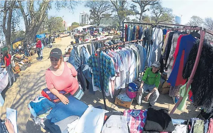  ?? (JOSÉ HERNÁNDEZ) ?? Todo usado. Estela y su prima, María Elena, son de Pueyrredón. Fueron de las primeras en llegar a la feria hace siete años. “Cada vez llega más gente con su manta”, contaron.