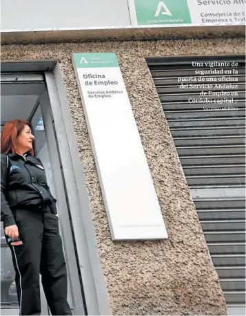  ?? ?? Una vigilante de seguridad en la puerta de una oficina del Servicio Andaluz de Empleo en Córdoba capital // VALERIO MERINO