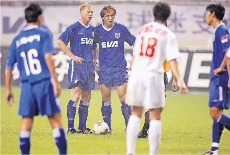  ?? FOTO: IMAGO ?? Austausch unter Kollegen: Jörg Albertz (links) und Zhang Yuning (beide Shanghai Shenhua) stehen zum Freistoß bereit – eine Szene aus dem Jahr 2004.