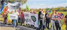  ?? FOTO: FRANZISKA TELSER ?? Umweltschü­tzer aus Ulm waren am Samstag bei der Demonstrat­ion am Hambacher Forst dabei.