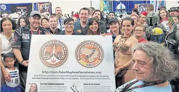  ??  ?? Actor Peter Mayhew, front right, posing for a photo with members of a Texas chapter of the Star Wars Fan Club.