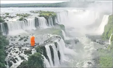  ??  ?? Las cataratas del Yguazú, una de las maravillas naturales del mundo con sus colosales caídas de agua. El parque nacional que rodea a la cascada en el lado brasileño cumplió ayer 80 de su creación.