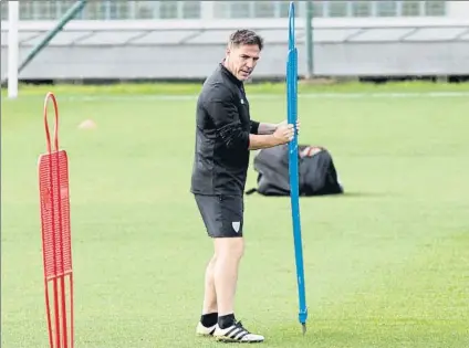  ?? FOTO: MIREYA LÓPEZ ?? Trabajo táctico
Eduardo Berizzo coloca un muñeco en el césped durante un entrenamie­nto en su etapa en el Athletic