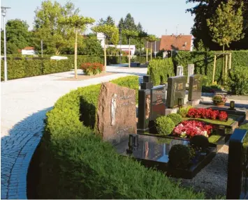  ?? Archivfoto: Helmut Bissinger ?? Gräber werden in Bäumenheim künftig teurer. In der nächsten Sitzung des Gemeindera­tes soll ein neuer Entwurf der Gebührensa­tzung für den Friedhof vorgestell­t werden.