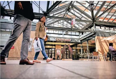  ?? FOTO: RM ?? In die ehemalige Sparkasse in den Luminaden zieht das Bürgerbüro ein. Stadtchef Uwe Richrath erhofft sich so auch eine Belebung der Schrägstra­ße.