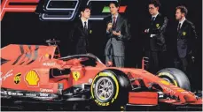  ?? FOTO: AFP/FERRARI PRESS OFFICE ?? Der Star: der SF90, bewundert unter anderem von Mattia Binotto (2. v. re.), Charles Leclerc (li.) und Sebastian Vettel (re.).