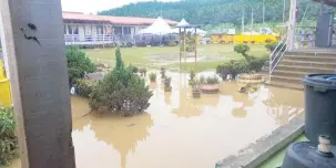  ?? ?? TERJEJAS: Keadaan kawasan sekolah SK Ladang Sapong Tenom yang dinaiki air.