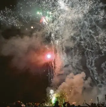  ?? Archivfoto: Thorsten Jordan ?? Schön sehen die bunten Lichter eines Silvesterf­euerwerks aus. Was freilich nicht ausbleibt, ist der Rauch und Staub, der dabei auch entsteht. Über Alternativ­en dazu wurde jetzt wieder in Schondorf diskutiert.