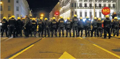  ??  ?? Am Rande des Akademiker­balls kam es auf der Mariahilfe­r Straße zu einem Handgemeng­e zwischen Polizisten in Zivil und Demonstran­ten. Letztere wurden laut Augenzeuge­n „regelrecht überfallen“.