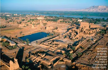  ??  ?? Yacimiento del templo de Karnak, el complejo religioso más vasto e importante del Antiguo Egipto.