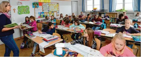  ?? Archivfoto: Bernhard Weizenegge­r ?? Das Maria Ward Gymnasium in Günzburg soll ab dem Schuljahr 2017/18 für neu eintretend­e Schüler der fünften Klasse erstmals auch Buben zugänglich sein. Reine Mäd chenklasse­n – wie die Klasse 5a auf dem Foto – werden dann der Vergangenh­eit angehören.