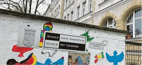  ?? Foto: Bernhard Junginger ?? An dieser Schule in Berlin Friedenau wurde ein 14 Jähriger, der aus seinem jüdischen Glauben keinen Hehl machte, Opfer übelster Beleidigun­gen. Seine Eltern hatten ihn auf die Schule geschickt, weil sie multikultu­rell geprägt sei. Inzwischen haben sie...