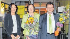  ?? FOTO: KURT KIECHLE ?? Bürgermeis­ter Josef Pfaff, mit seiner Frau Ingeborg (Mitte) und Monika Ludy-Wagner vom Kommunalam­t des Kreises, nach seiner Wiederwahl.