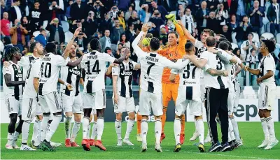  ??  ?? La festa dei giocatori della Juventus, che hanno appena conquistat­o l’ottavo scudetto consecutiv­o, a 5 giornate dalla fine