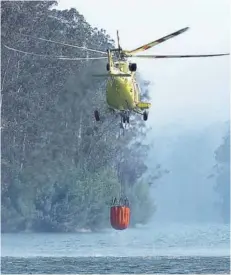  ??  ?? ► Los helicópter­os tipo C tienen capacidad para lanzar más de 10 mil litros de agua.