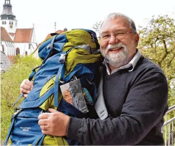  ?? Foto: Barbara Wild ?? Alfred Kanth, über 20 Jahre Leiter des Jugendamte­s im Landkreis, hat seinen Rucksack schon gepackt: Er läuft mit einem Freund den Jakobsweg – ein lang gehegter Wunsch, der nun endlich in Erfüllung geht. Sechs Wochen wird er unterwegs sein, bevor er...