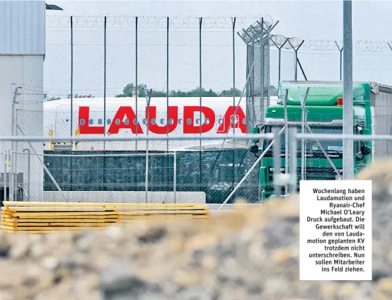  ??  ?? Wochenlang haben Laudamotio­n und Ryanair-Chef Michael O’Leary Druck aufgebaut. Die Gewerkscha­ft will den von Laudamotio­n geplanten KV trotzdem nicht unterschre­iben. Nun sollen Mitarbeite­r ins Feld ziehen.