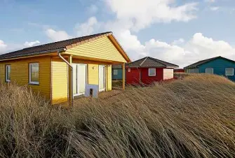  ?? Foto: Bodo Marks/dpa ?? Viele träumen von einem Ferienhaus am Strand.