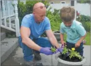  ?? JOSEPH PHELAN -- JPHELAN@DIGITALFIR­STMEDIA.COM ?? Four-year-old Ben Robinson said he loved to plant flowers.
