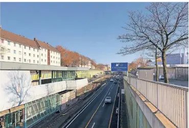  ?? FOTO: MARLEN KESS ?? Die Autobahn 40 – hier die Ausfahrt Frohnhause­n – führt durch große Teile des Stadtgebie­tes von Essen. Schon im kommenden Jahr könnte für diesen Abschnitt ein Dieselfahr­verbot gelten.