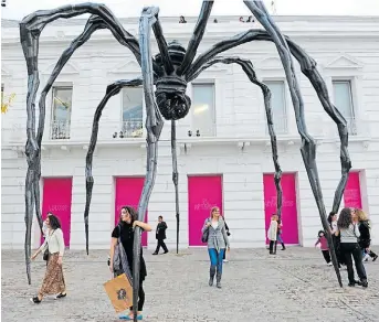  ?? ?? La araña pesa 22 mil kilos y fue creada en bronce, acero inoxidable y mármol.