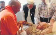  ?? PTI PHOTO ?? Chief minister Yogi Adityanath meeting former CM of UP and Uttarakhan­d ND Tiwari on Wednesday.