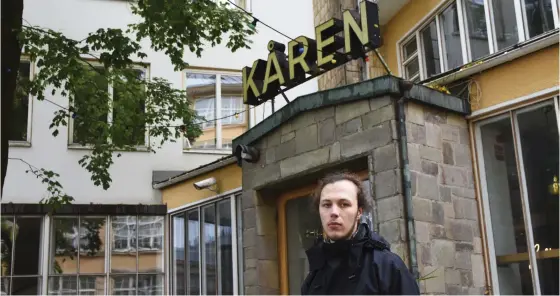  ?? FOTO: EMMA STRÖMBERG/SPT ?? ■
Henrik Wallen och 50 andra studerande bor på Tavasthem som sitter ihop med Kåren. De fick komma och hämta de viktigaste ägodelarna på söndagen, men det är ännu oklart när de får återvända hem.