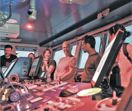  ?? ?? Galápagos. La exministra del Ambiente, Yolanda Kakabadse (centro), a bordo del barco de Greenpeace.
