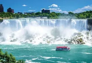  ?? Picture: CRUISE1ST ?? Captivatin­g experience: Sail close to awesome Niagara Falls