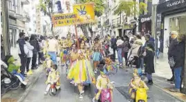  ?? ?? Diversión El desfile de los niños en Don Benito. ▷