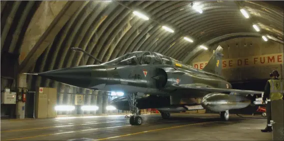  ?? EMA. ?? Le “Mirage” 2000N armé de son ASMP dans son hangar d’alerte. Au-dessus du territoire national, les missiles ASMP sont systématiq­uement dépourvus de leur charge nucléaire.