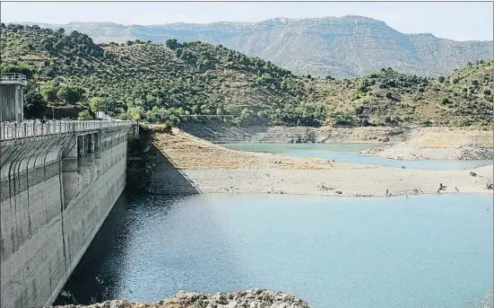  ?? VICENÇ LLURBA ?? El pantano de Siurana, en Cornudella de Montsant, al 28,9% de su capacidad, con un poco más de la mitad de agua que hace un año