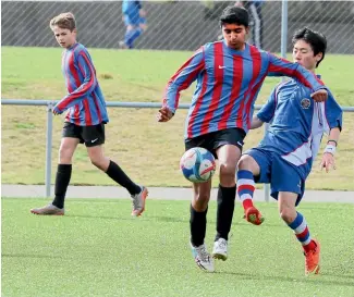  ?? PHOTO: JOHN HAWKINS/FAIRFAX NZ ?? Christian Baillie of St Kevin’s being challenged by Jeenu Lee of SBHS during the New Zealand secondary schools football competitio­n in Invercargi­ll.