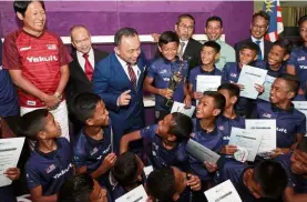  ??  ?? Maszlee congratula­tes the Malaysia Warrior team on their return from Japan.