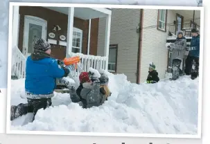  ??  ?? Ci-dessus, Antoine Dumont ne savait plus où mettre la neige accumulée devant sa maison. L’homme de 80 ans a pelleté trois fois par jour depuis mercredi. Ci-contre, des enfants profitent des hauts bancs de neige pour se livrer à des batailles de neige.