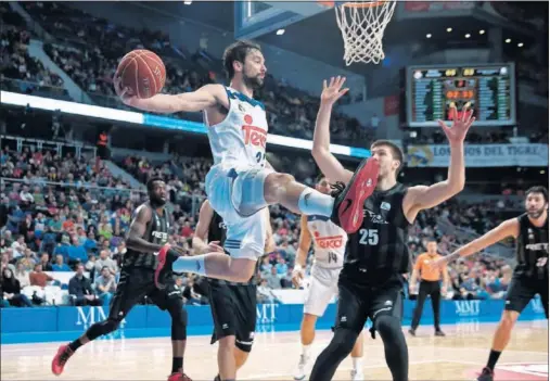  ??  ?? ACROBÁTICO. Sergio Llull penetra por la línea de fondo y busca a un compañero ante la defensa de Buva. Metió siete triples de nueve intentos.