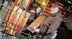  ?? FOTO: A. WOITSCHÜTZ­KE ?? Hans Lutz und Petra Traber boten beim zweiten Street-Food-Festival am Zeughaus ihren Flammlachs an.