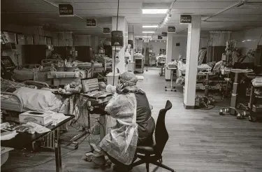  ?? New York Times file photo ?? A physician works in a COVID-19 intensive care unit at Long Island Jewish Medical Center in Queens, N.Y. A committee that advises the CDC will vote soon on whom to recommend for a second phase of vaccinatio­ns.