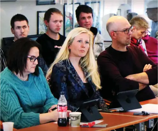  ?? FOTO: KJETIL NYGAARD ?? Krf-politiker og grunneier Ellen Cecilie Møllen (i midten foran) og grunneier Espen Telhaug (bakerst til venstre) har blitt mer skeptisk til vindkraft etter flere politiske møter.