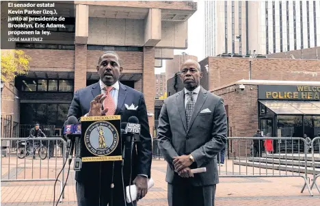  ?? /JOSÉ MARTÍNEZ ?? El senador estatal Kevin Parker (izq.), junto al presidente de Brooklyn, Eric Adams, proponen la ley.