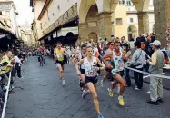  ??  ?? Gallery Dall’alto: la maglietta contro il bullismo disegnata da Sergio Staino e due momenti (in Santa Croce e sul Ponte Vecchio) di una passata edizione