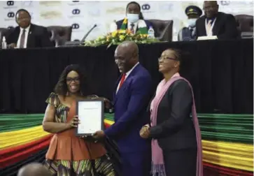  ?? ?? Paul Chimbodza (centre) received the Investment Icon Award in recognitio­n of his contributi­on in the mining investment space.