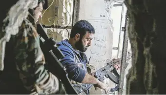  ?? Ansa ?? Fucili spianati Una pattuglia di ribelli anti Assad nella zona di Teshreen, vicino Damasco