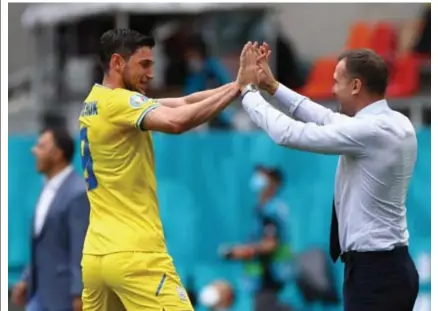  ?? FOTO REUTERS ?? Yaremchuk viert een doelpunt met Oekraïens bondscoach Shevchenko.