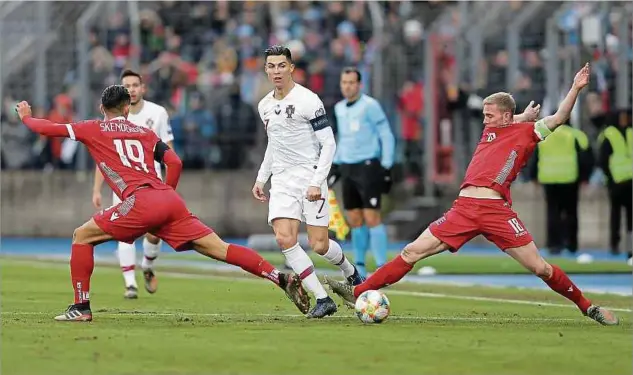  ?? Fotos: Ben Majerus ?? Cristiano Ronaldo (M.) will mit Portugal gegen die FLF-Auswahl um Aldin Skenderovi­c und Laurent Jans (r.) erneut Punkte sammeln.