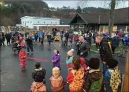  ?? FOTO: REMI A. NETTELAND ?? Fem år gamle Tiril Gullestad Solsvik fikk aeren av å klippe snoren under den offisielle åpningen av barnehagen.